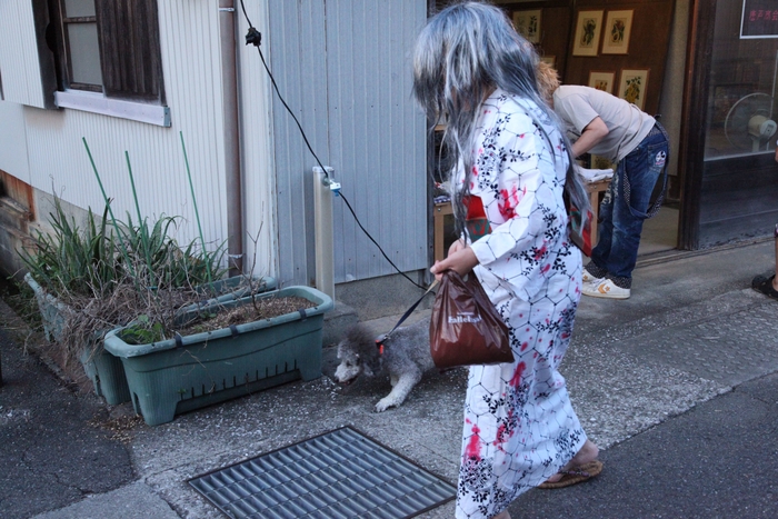 犬と散歩するおばけ