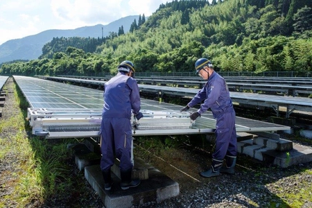 太陽光発電事業を営むオーナーに向けて 「太陽光パネル洗浄機器リース事業」を11月1日に開始！