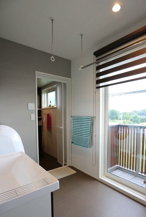 2階南側に面した明るい洗面と浴室。 お風呂に入る際に出る洗濯物を同じ場所で洗濯し、バルコニーに干すことができる家事ラク動線に