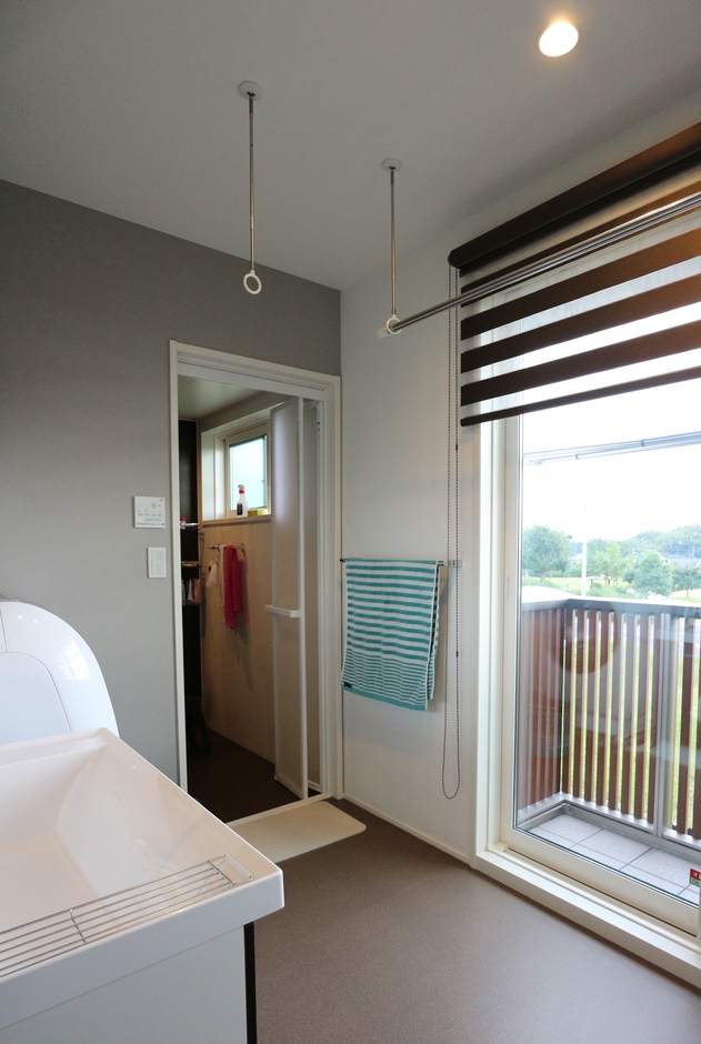 2階南側に面した明るい洗面と浴室。 お風呂に入る際に出る洗濯物を同じ場所で洗濯し、バルコニーに干すことができる家事ラク動線に