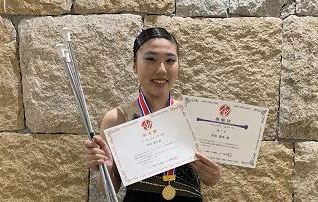 バトンと表彰状を手に持つ、熊本夏希選手