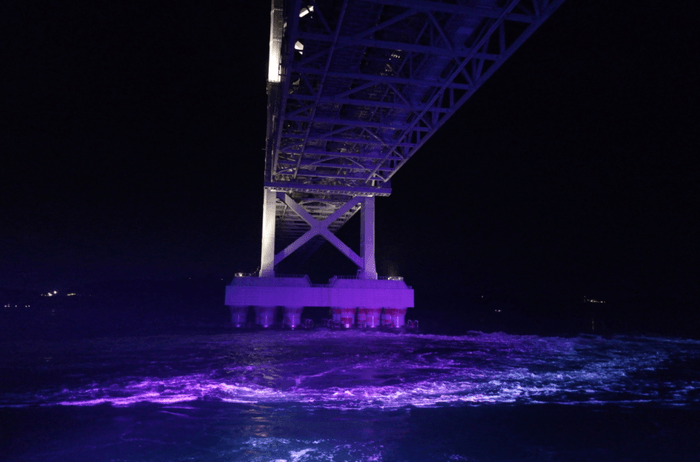 LEDライトで照らされた海面