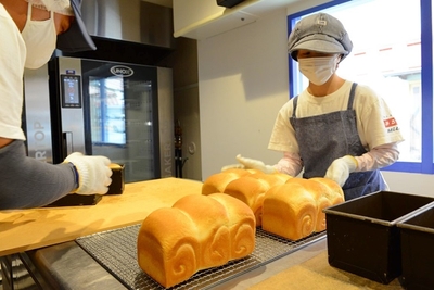 食パン製造中