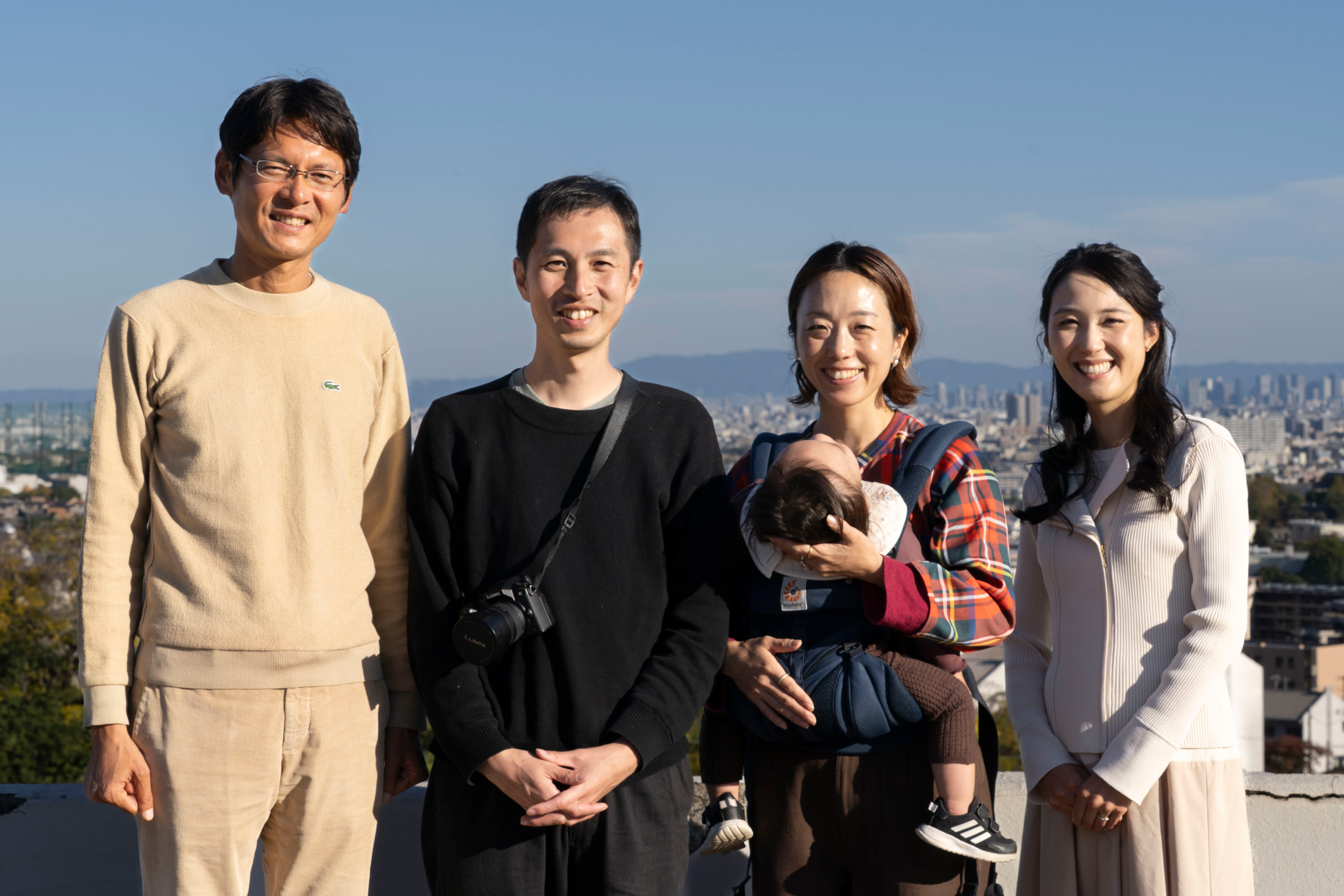 左から岡田真明・教主代行、能作文徳氏、常山未央氏、教主代行の妻の岡田マミ。