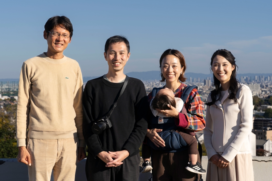 左から岡田真明・教主代行、能作文徳氏、常山未央氏、教主代行の妻の岡田マミ。