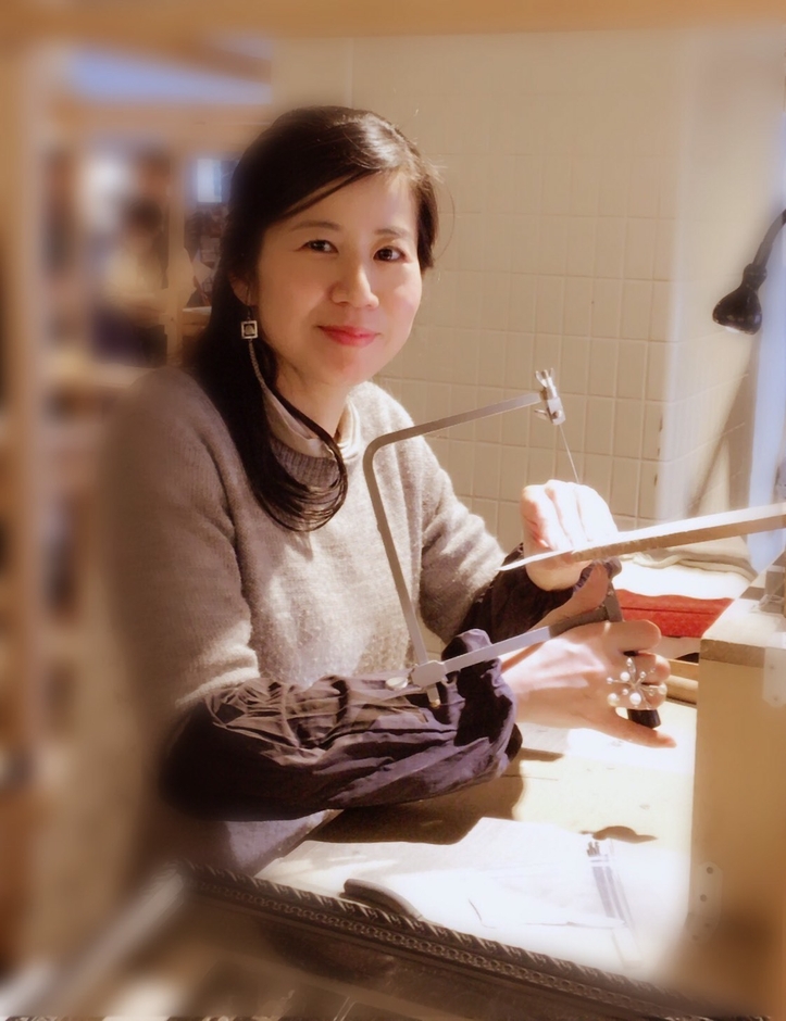 講師の岸本華枝 作業中のイメージ写真