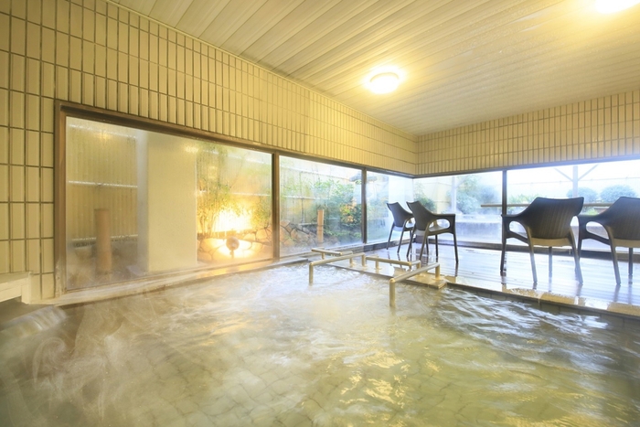 陽光たっぷりの開放的な＜大浴場＞