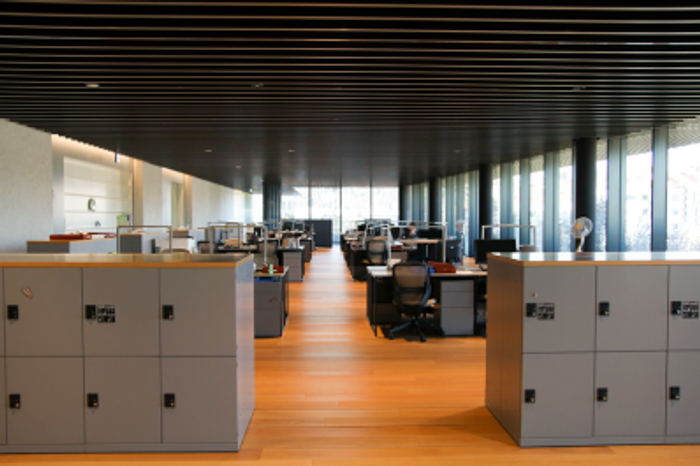事務ゾーンは大きな窓から光を取り組む開放的な空間。どちらにいても双方の仕事の様子が見える