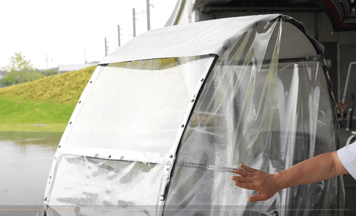 運転者の前・上・サイドをカバーするから濡れない