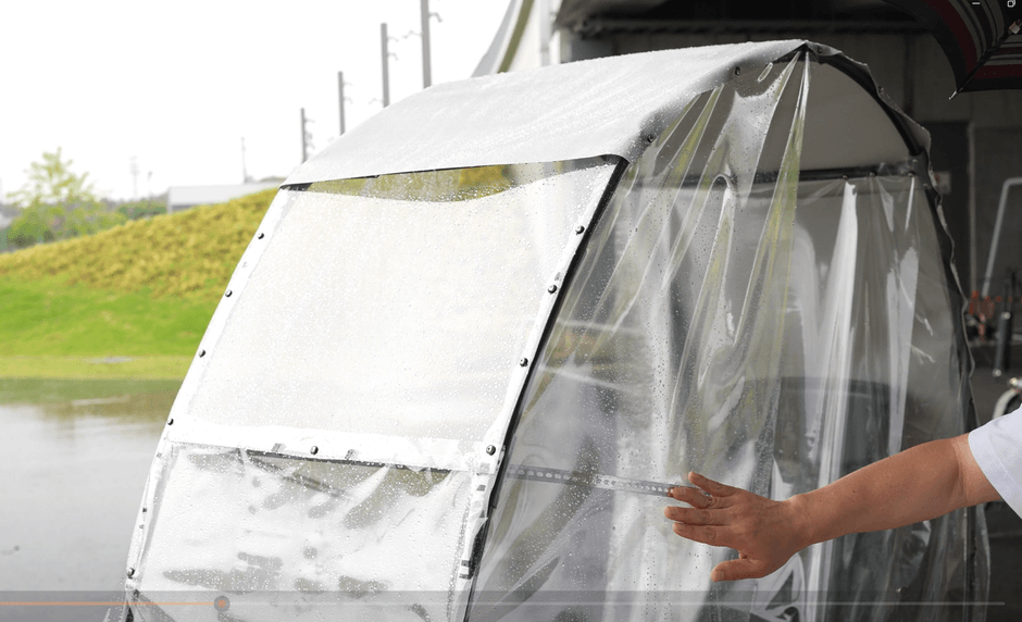 運転者の前・上・サイドをカバーするから濡れない
