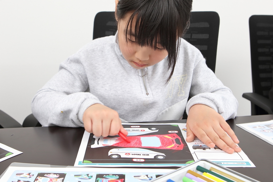 まずはお好きなクレヨンや色鉛筆で専用台紙へのぬりえを楽しみましょう。