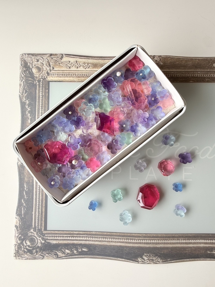 切りたての琥珀糖が宝石のように輝く