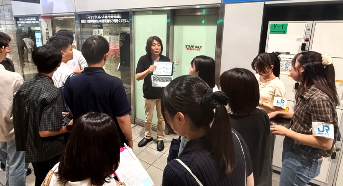 近畿大学経済学部新井ゼミの学生が現場で徹底調査! 訪日客の高速バス利用実態を分析し、西日本JRバスに報告