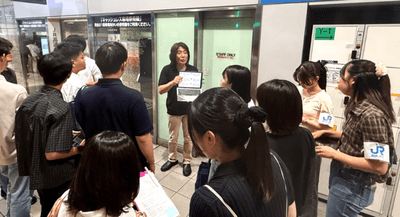 経済学部准教授 新井圭太が調査の概要をゼミ生に説明する様子