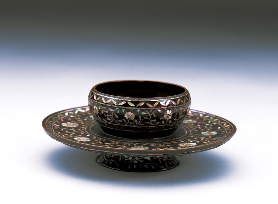 黒漆菊唐草螺鈿天目台(くろうるしきくからくさらでんてんもくだい)