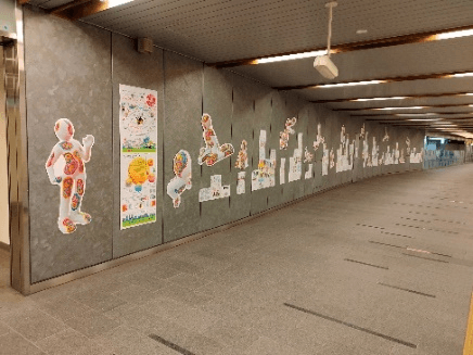 お客さまとアーティスト(左:出村谷幸子、右:鈴木ひとみ)のコラボレーション作品の展示 (中之島駅)【2021年】