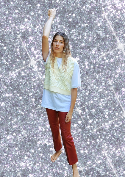 オーバーサイズコットンTシャツ¥3,999 スパンコールプルオーバーベスト¥15,999 レザーパンツ ¥22,999