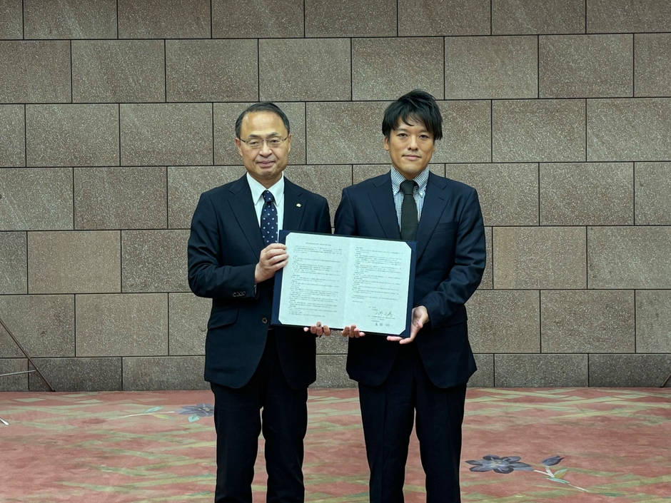 写真左:石川県知事 山野 之義氏 右:アイチューザー株式会社 代表取締役社長 廣瀬 彬