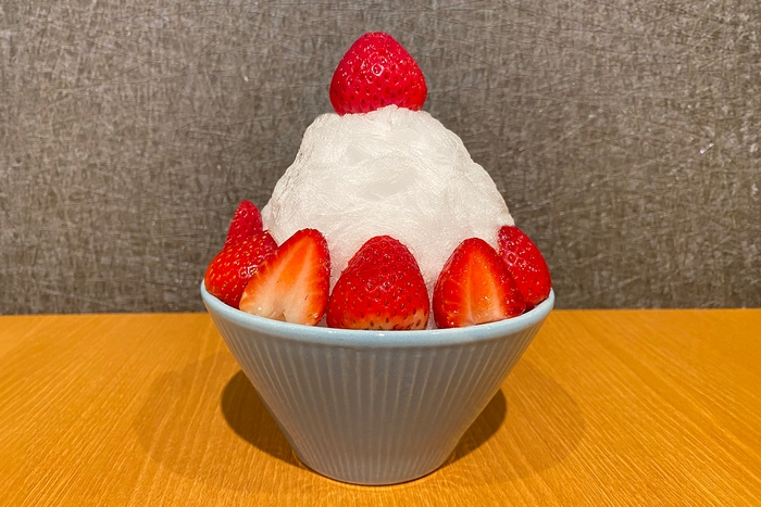 真っ白の氷にいちごの赤が映えて、かわいい!