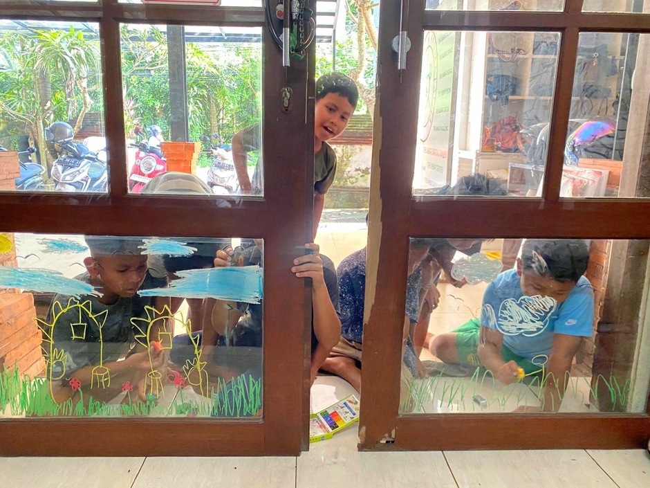 大きな窓にガラスにかけるクレヨンでお絵かき