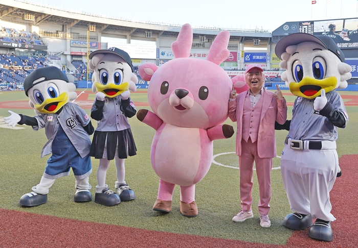 千葉ロッテマリーンズのマスコットキャラクターとイワシカちゃん（中央）、岩下社長（右から2人目）※写真は昨シーズン