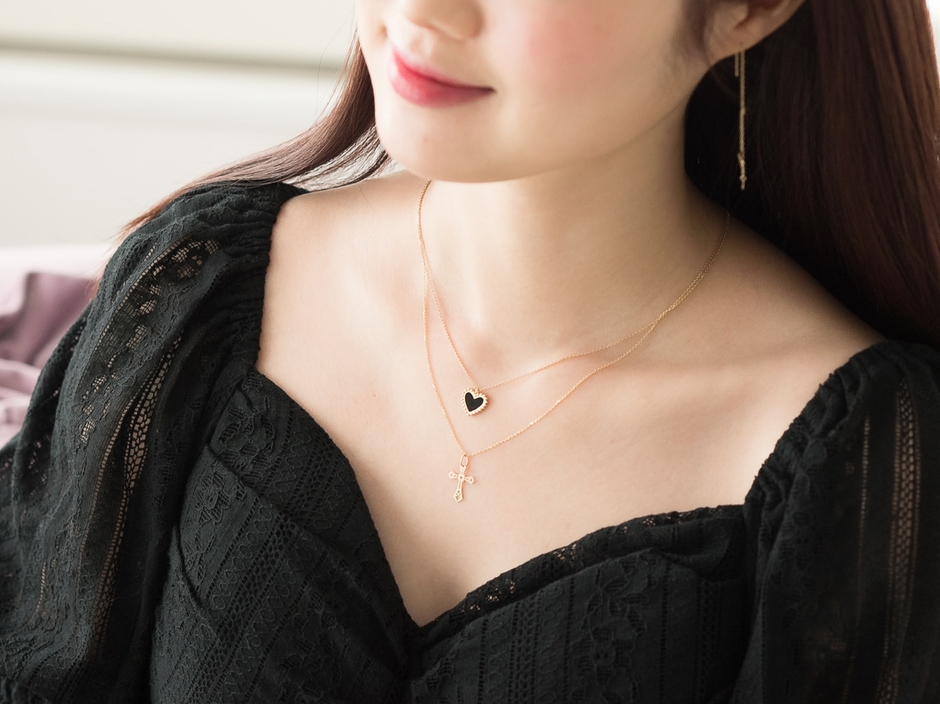 オニキスハートネックレス＆透かし彫りクロスネックレス