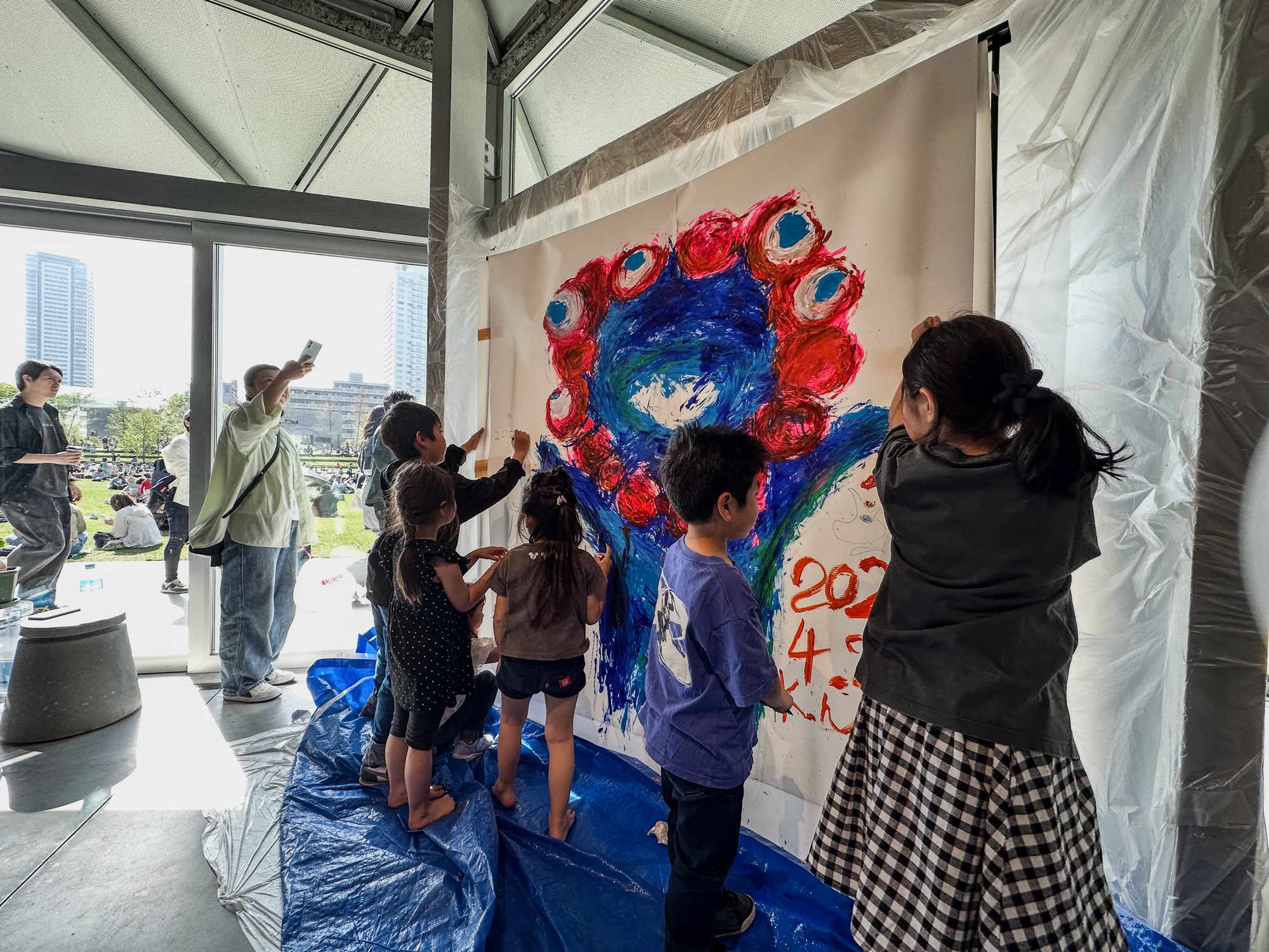 大阪うめきた公園PLAT UMEKITAで描かれた笑顔のキャンバス!ユニバーサル アートフェスタが大盛況!
