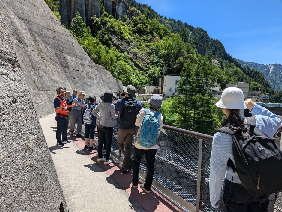 黒部ダムトロバスガイドツアー