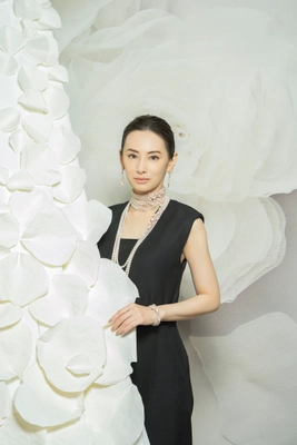 北川景子、ミキモトのジュエリーを纏ってパリ・ヴァンドーム広場へ 　ミキモトパリ店を初訪問、スペシャルムービー公開