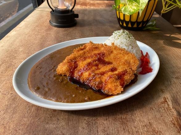 大きなチキンカツが載ったカツカレー。チキンカツ×カレーは定番のおいしさ。