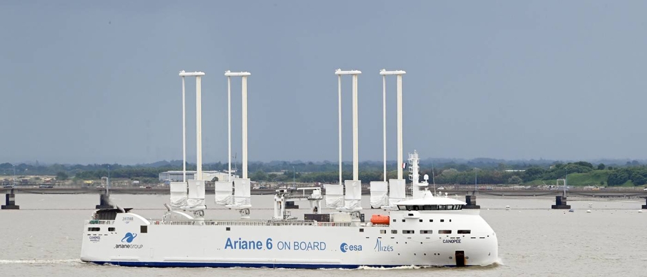 アリアン・グループ向け仏の建築会社VPLPが設計。 主翼はノルマンディーのカーンにあるAyro社(現OceanWings社)の工場で組み立てられ、2023年夏に設置が完了