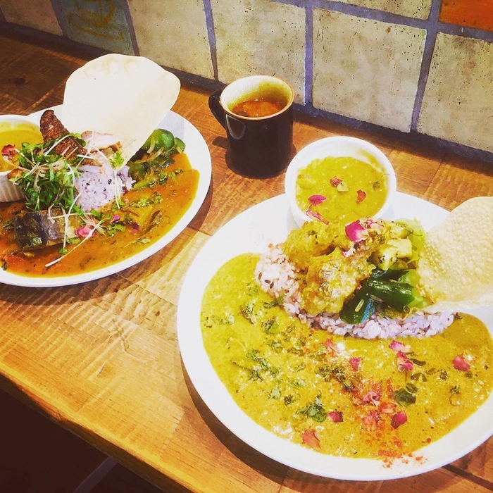 バターチキンカレー(手前)とサバカレー(奥)