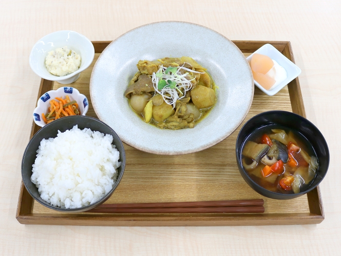 おきたま産の里芋を使用した芋煮をカレー風味にアレンジ （日替わりメニューとして提供）