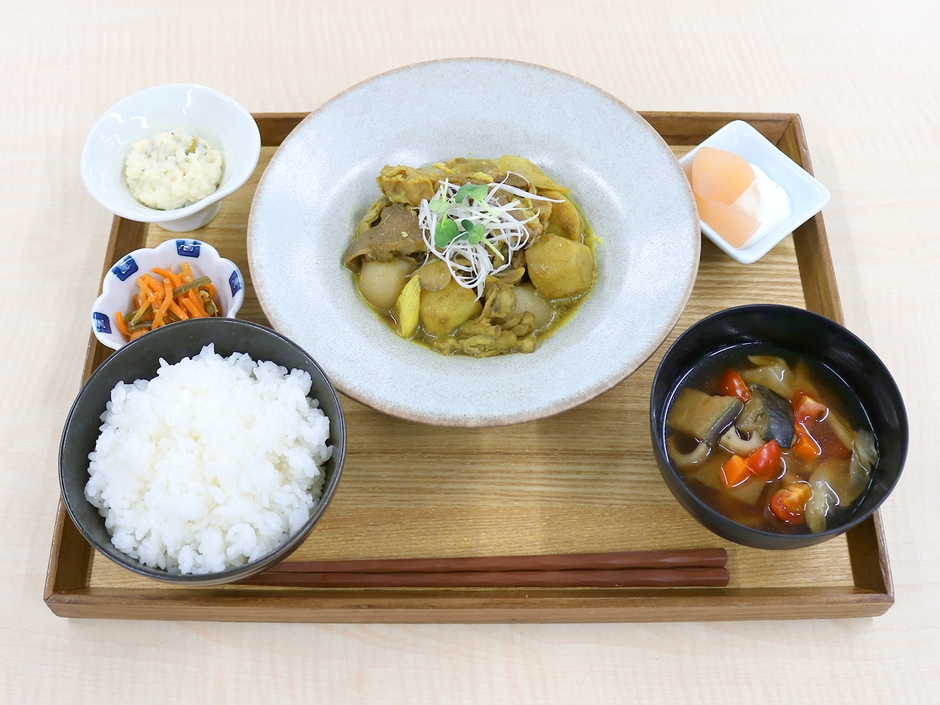 おきたま産の里芋を使用した芋煮をカレー風味にアレンジ (日替わりメニューとして提供)