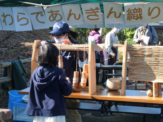 こちらはあんぎん織りの体験コーナーです