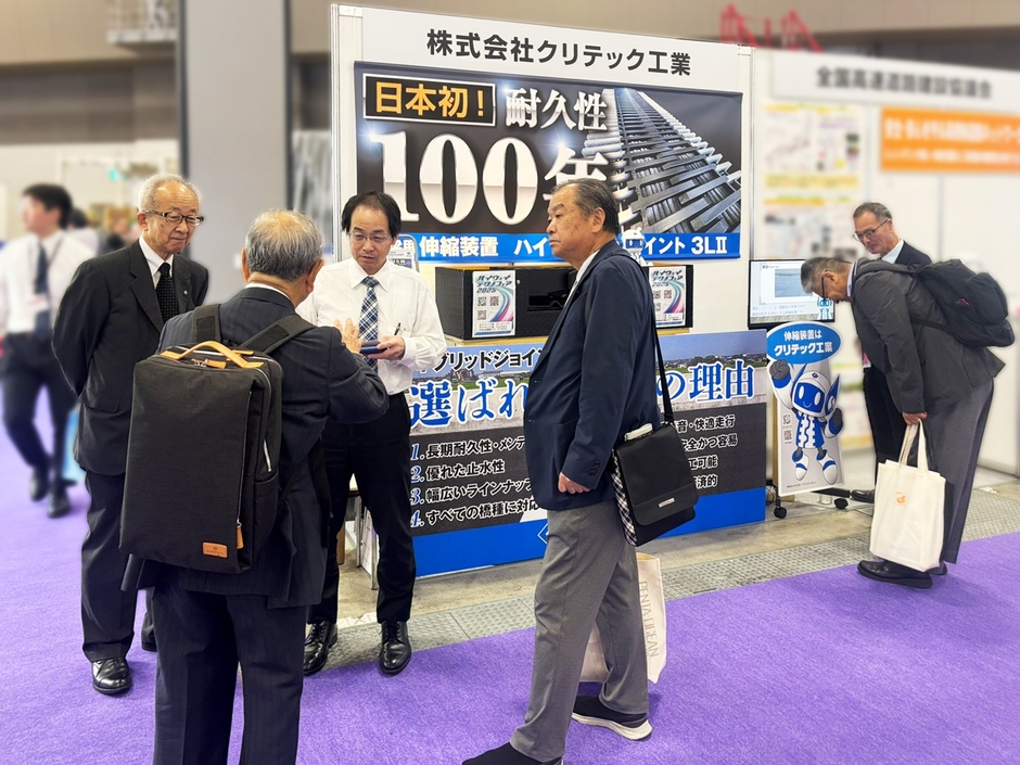 たくさんの来場者に耐久性100年の『ハイブリッドジョイント 3LⅡタイプ』についてご案内