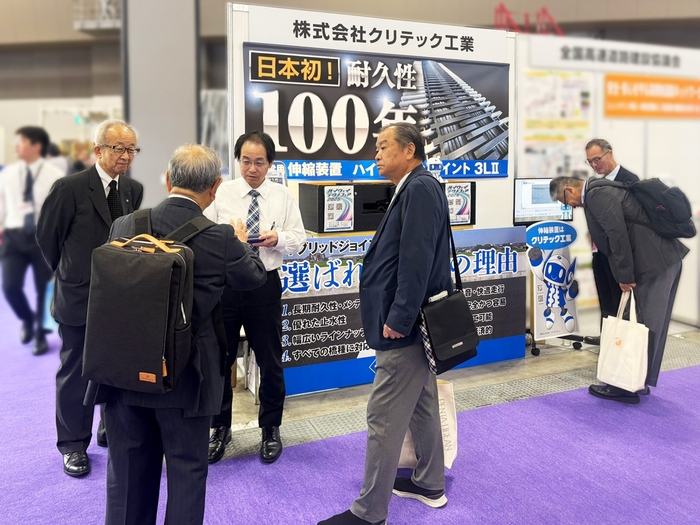 たくさんの来場者に耐久性100年の『ハイブリッドジョイント 3LⅡタイプ』についてご案内