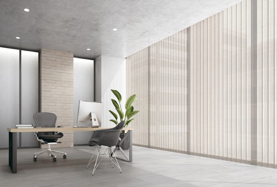 バーチカルブラインド:スラットが縦に並ぶ構造で、広い窓面やガラスパーテーションとの相性が抜群。遮音性が高く、空間をすっきり見せるモダンなスタイルが魅力です。