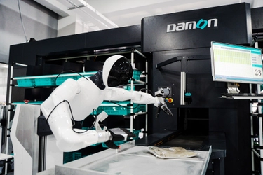 “AIヒューマノイド”が走る、選ぶ、包む――Damonが“経験を積む”未来物流を東京で初公開