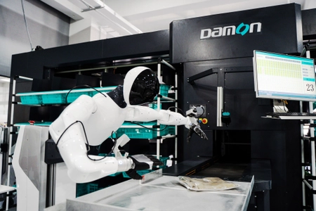 “AIヒューマノイド”が走る、選ぶ、包む――Damonが“経験を積む”未来物流を東京で初公開