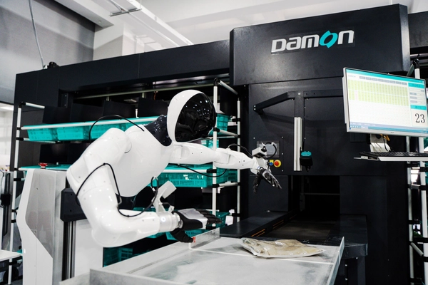 “AIヒューマノイド”が走る、選ぶ、包む――Damonが“経験を積む”未来物流を東京で初公開