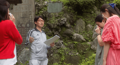 建長寺境内の奥にある半僧坊は、天空と天狗のパワースポットと言われ妖しい12体の天狗の像が参加者たちをお出迎え。ここでは神として祭られている半僧坊大権現にまつわる感動話が語られる