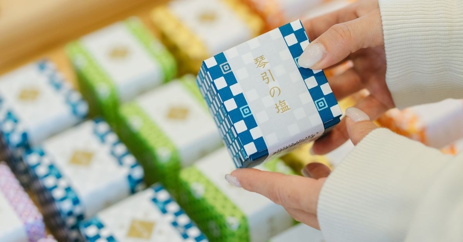 様々なお菓子やお土産