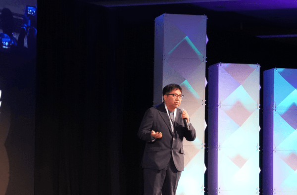 1分間のピッチでマイクを持つ竹下代表