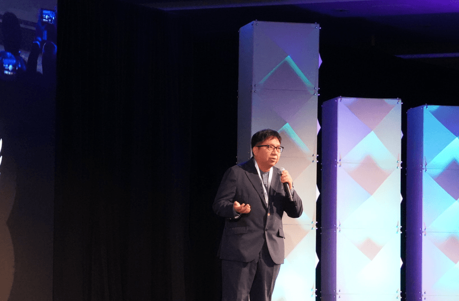 1分間のピッチでマイクを持つ竹下代表