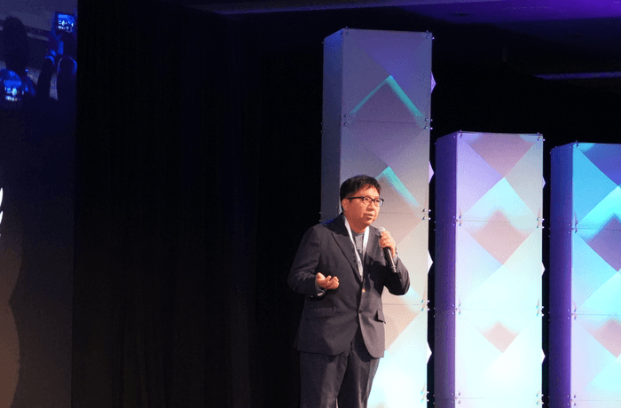 1分間のピッチでマイクを持つ竹下代表