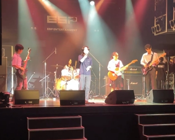 大阪信愛学院高等学校 軽音楽部の演奏の様子