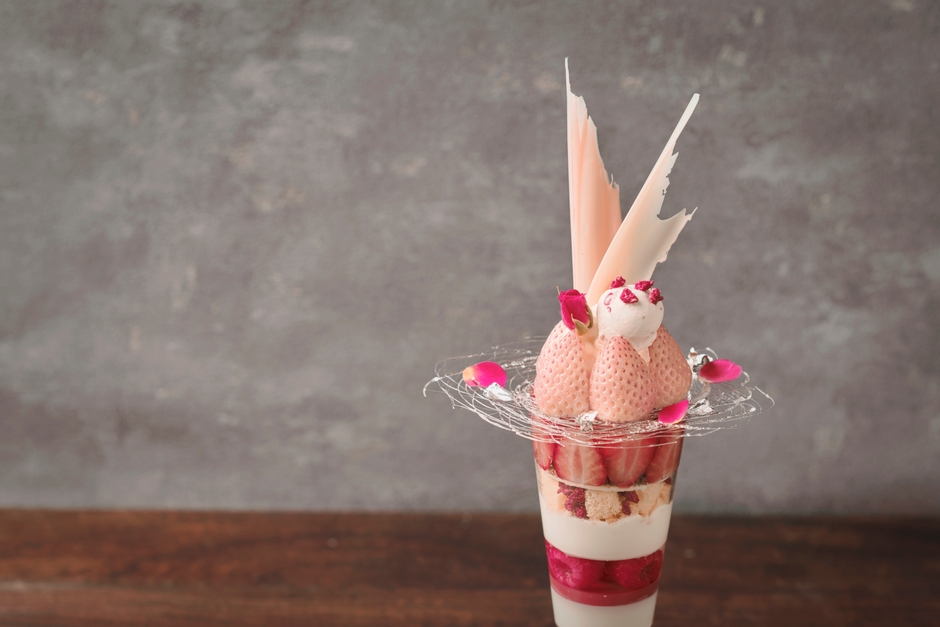 白いちごのプレミアムパフェ アップ