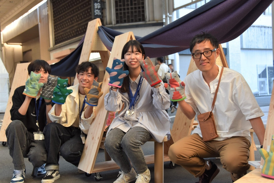 谷田准教授（右）と研究室の学生たち