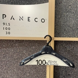 サスティナブルなハンガー『PANECO hanger』| 100%廃棄繊維をアップサイクル | 脱プラと脱廃棄に貢献